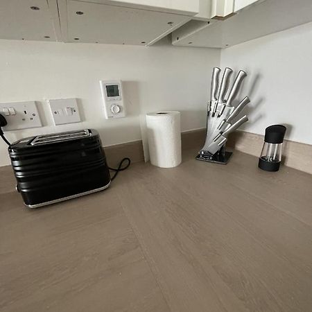 Modern 2-Bed Apartment In The Heart Of Salford Quays Exterior foto