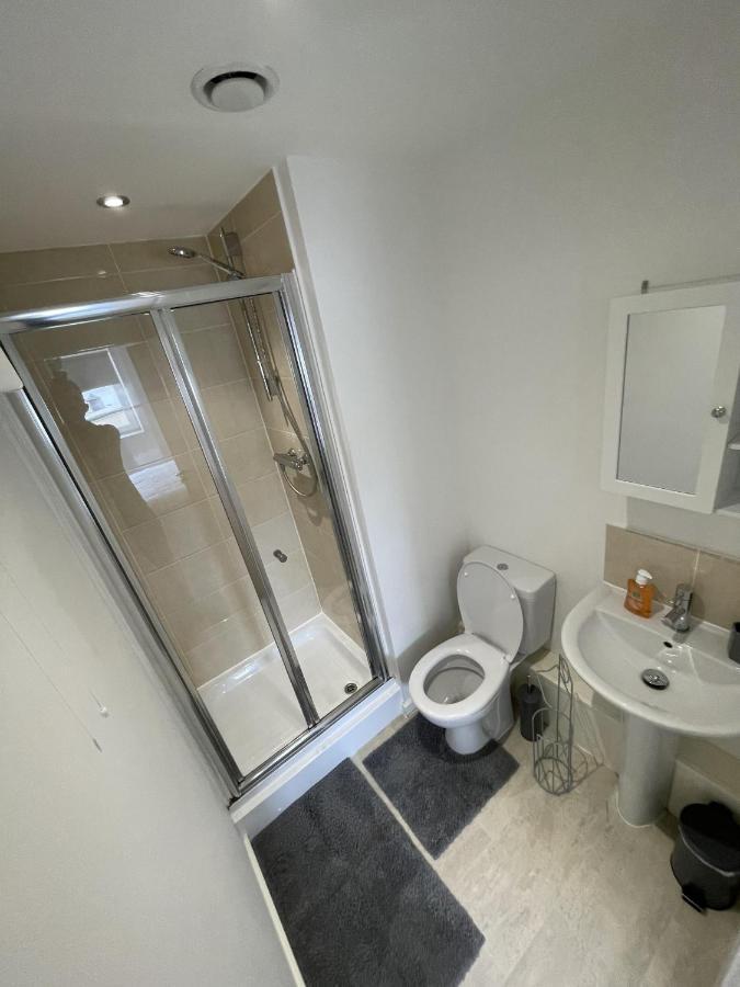 Modern 2-Bed Apartment In The Heart Of Salford Quays Exterior foto