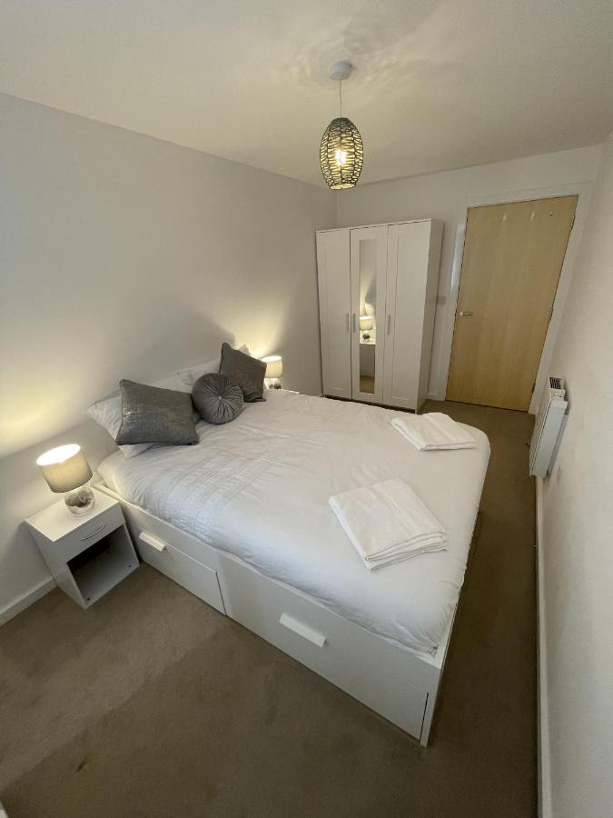 Modern 2-Bed Apartment In The Heart Of Salford Quays Exterior foto