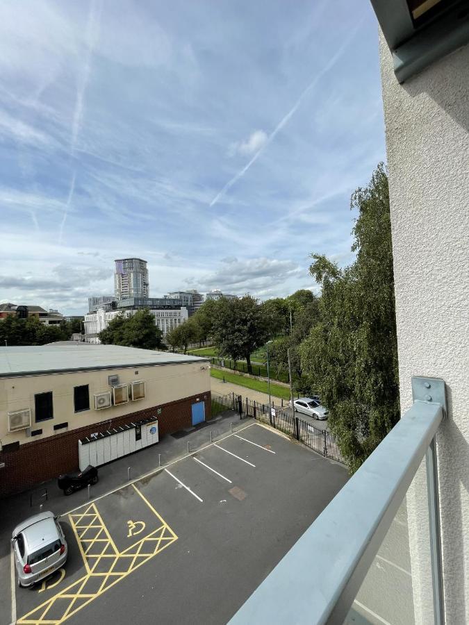 Modern 2-Bed Apartment In The Heart Of Salford Quays Exterior foto