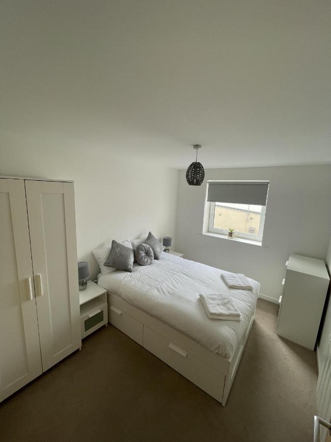 Modern 2-Bed Apartment In The Heart Of Salford Quays Exterior foto