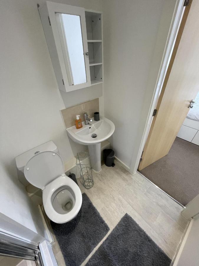 Modern 2-Bed Apartment In The Heart Of Salford Quays Exterior foto