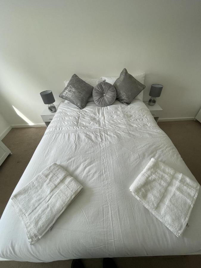 Modern 2-Bed Apartment In The Heart Of Salford Quays Exterior foto