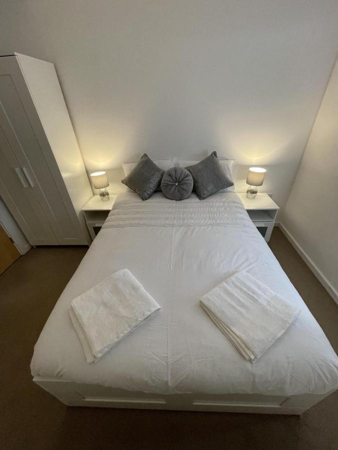 Modern 2-Bed Apartment In The Heart Of Salford Quays Exterior foto