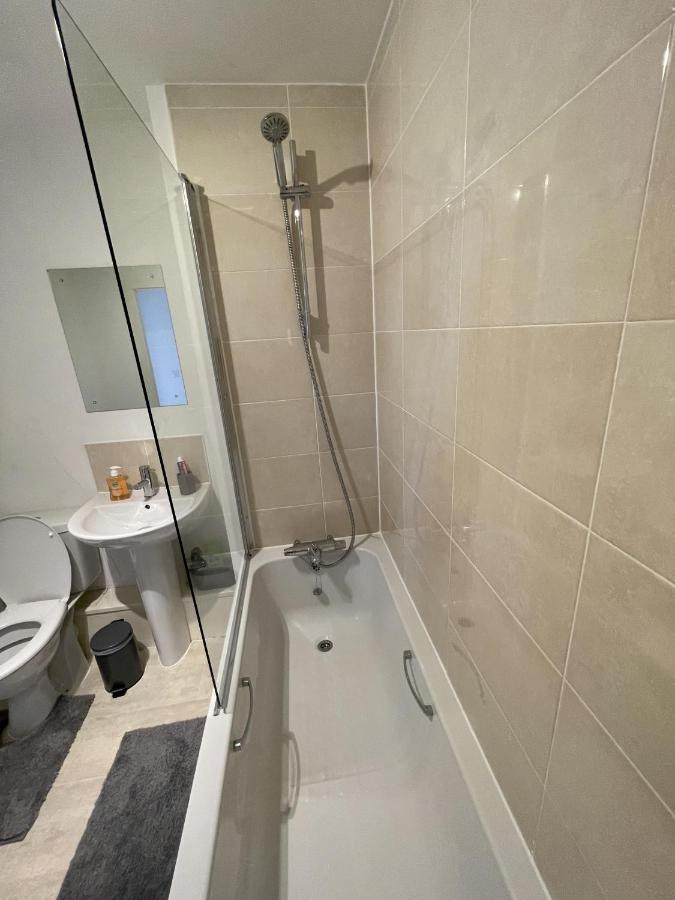Modern 2-Bed Apartment In The Heart Of Salford Quays Exterior foto