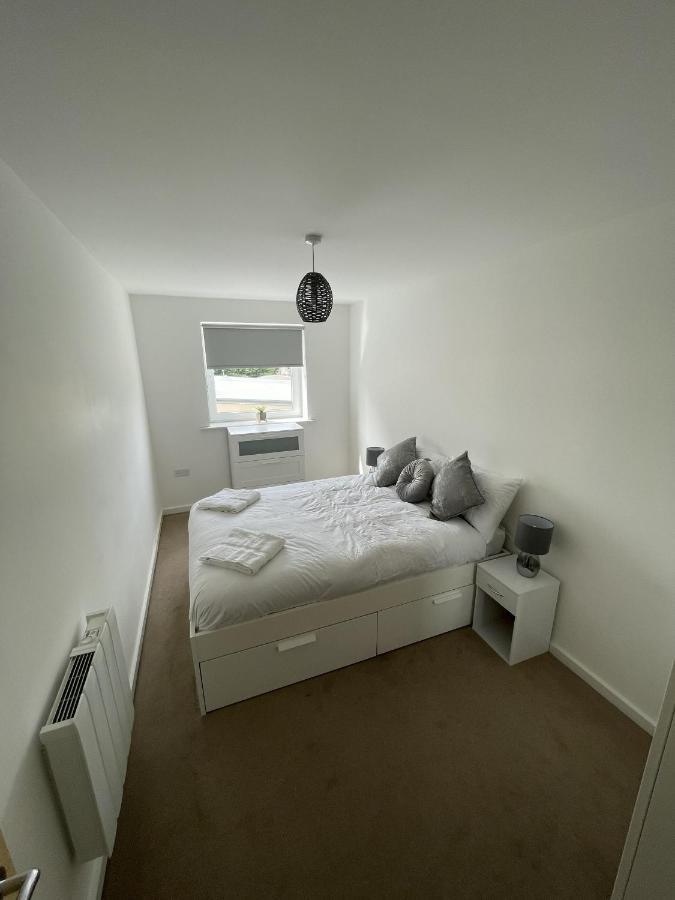 Modern 2-Bed Apartment In The Heart Of Salford Quays Exterior foto