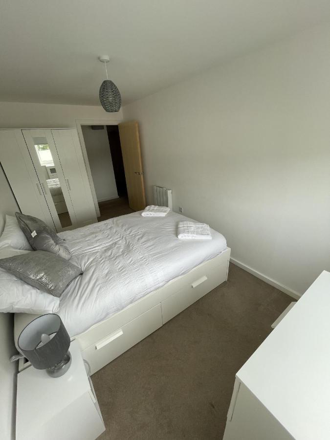 Modern 2-Bed Apartment In The Heart Of Salford Quays Exterior foto
