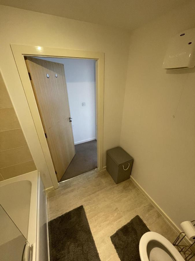 Modern 2-Bed Apartment In The Heart Of Salford Quays Exterior foto