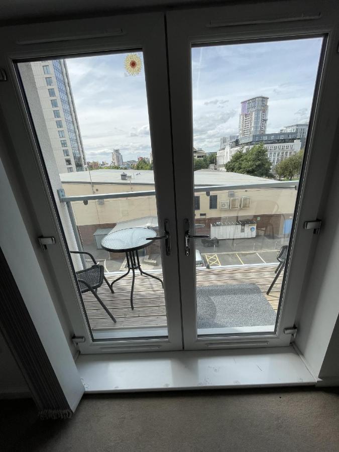 Modern 2-Bed Apartment In The Heart Of Salford Quays Exterior foto