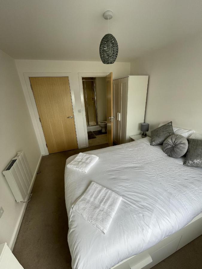 Modern 2-Bed Apartment In The Heart Of Salford Quays Exterior foto
