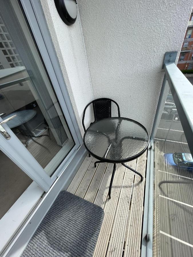 Modern 2-Bed Apartment In The Heart Of Salford Quays Exterior foto